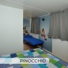 Una camera da letto con pareti decorate da immagini cartoon.