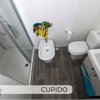 Bagno con doccia, bidet e lavabo moderni.