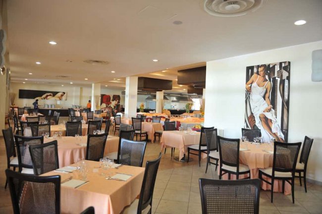 Un ampio ristorante con tavoli apparecchiati.