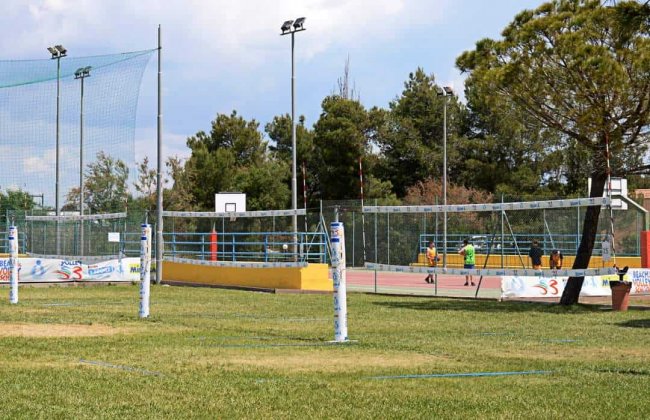 Campo da pallavolo all'aperto in un parco.
