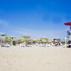 Spiaggia con ombrelloni e torretta bagnino.