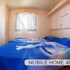 Camera da letto con copriletto blu.