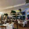 Ristorante elegante con tavoli apparecchiati.