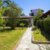 Giardino con sentiero in pietra e molta vegetazione.