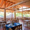 Ristorante luminoso con tavoli e tovaglie blu.