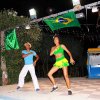 Due ballerini eseguono una danza su un palco esterno decorato con bandiere.