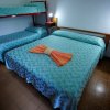 Camera con letto matrimoniale e letto a castello.