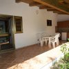 Terrazza con tavolo e sedie, angolo cottura.