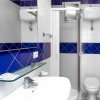 Bagno bianco e blu con lavabo, doccia e WC.