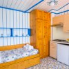 Monolocale con letto singolo, armadio e angolo cottura.