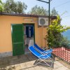 Terrazza con sedie blu e vista mare.