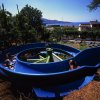 Scivolo blu con persone sopra, paesaggio sullo sfondo.
