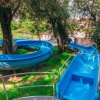 Scivolo blu immerso nel verde.