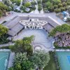 Vista dall'alto di un edificio, campi da gioco e piscina.