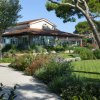 Giardino con sentiero ghiaioso e edificio in lontananza.