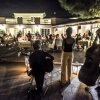 Un concerto notturno all'aperto con pubblico.