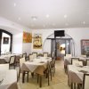 Interno di un ristorante elegante con tavoli apparecchiati.