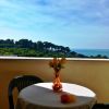 Tavolo con fiori e vista mare.