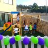 Bambini giocano su un'altalena in un parco giochi.