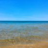 Mare calmo sotto un cielo blu limpido.