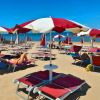 Lettini e ombrelloni sulla spiaggia.