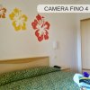 Camera con letto matrimoniale e decorazioni floreali.