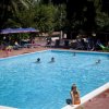 Piscina con bagnanti e lettini.