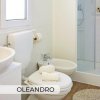 Bagno moderno con doccia, lavandino e bidet.