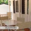 Veranda con tavolo e sedie in esterno.
