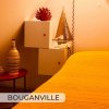 Camera con letto giallo e decorazioni nautiche.
