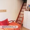 Divano rosso-arancione e scala in legno.