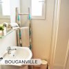 Bagno con lavandino e scaletta porta asciugamani.