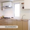 Cucina moderna con pensili beige e finestra.