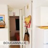Ingresso con frigo, cappelli e cesto.