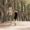 Due persone fanno esercizio tra gli alberi.
