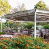 Ristorante all'aperto con tavoli apparecchiati.