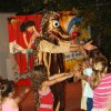 Persona in costume da animale di fronte a bambini felici.